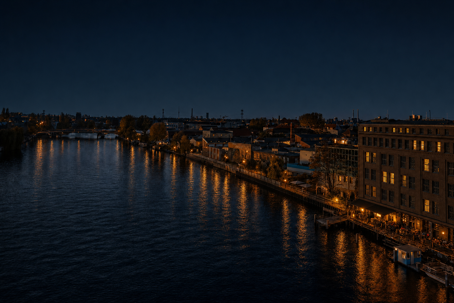 Gebäude an der Spree am Abend